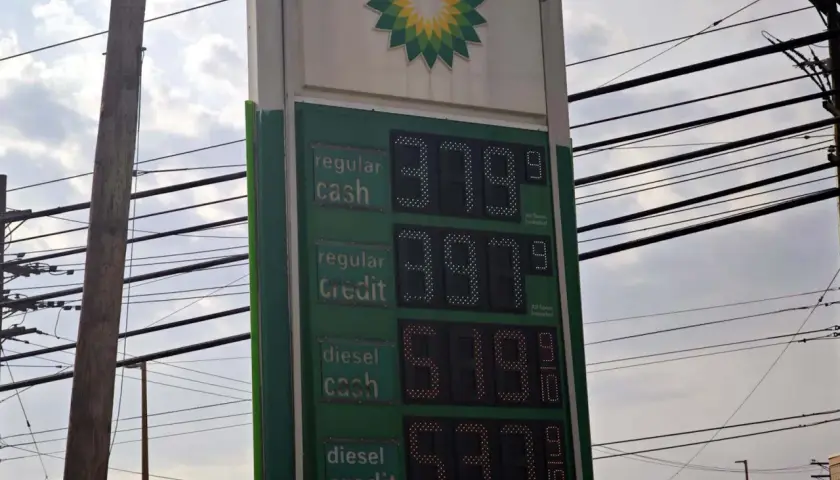 Cena diesla w USA: 5,19 USD za galon gotówką, 5,37 USD kartą.