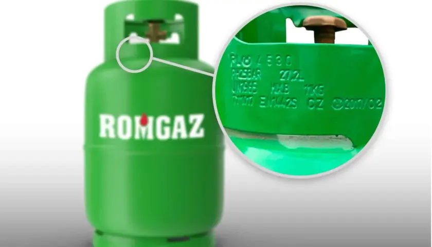 Zielona butla LPG z powiększeniem na wybite oznaczenia legalizacyjne.