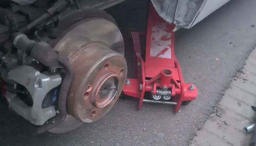 Jak łatwo i bezpiecznie zdjąć koło zapasowe w Renault Master – krok po kroku