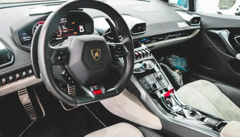 Dobór wzmacniacza do systemu car audio – jak uzyskać idealne brzmienie w samochodzie?