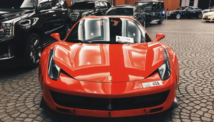 Ile kosztuje nowe ferrari? Ceny modeli i co wpływa na ich wartość