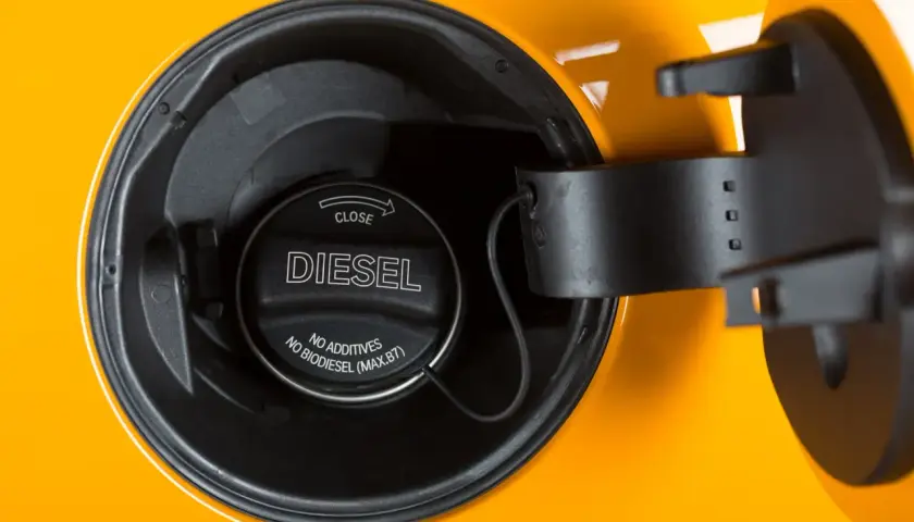Korek wlewu paliwa z napisem DIESEL. Prosty sposób, jak odróżnić benzynę od diesla, by uniknąć pomyłki.