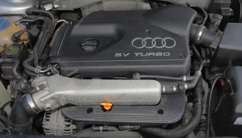 Silnik Audi 1.8T z napisem "SV TURBO". Zastanawiasz się, jakie Audi wybrać? Ten silnik to świetny wybór!