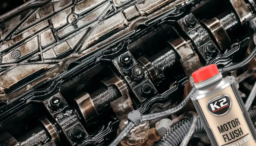 Brudny silnik diesla i butelka płukanki silnika K2 Motor Flush. Czas na czyszczenie!