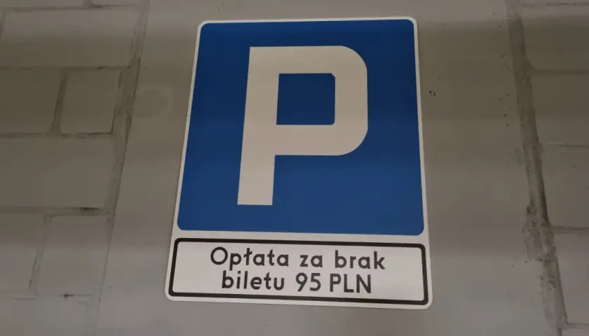 Niebieski znak parkingowy z literą "P" i informacją o opłacie 95 PLN za brak biletu.