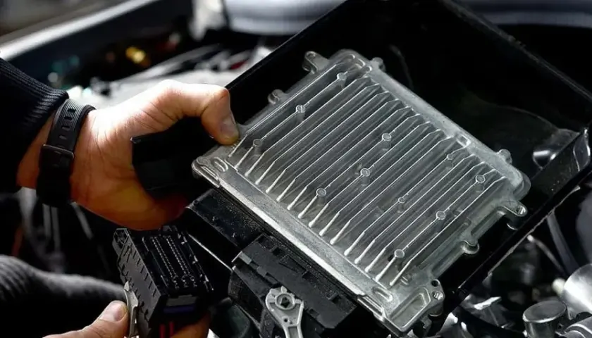 Mechanik wymienia komputer sterujący silnikiem, kluczowy element w procesie jak zwiększyć moc silnika.