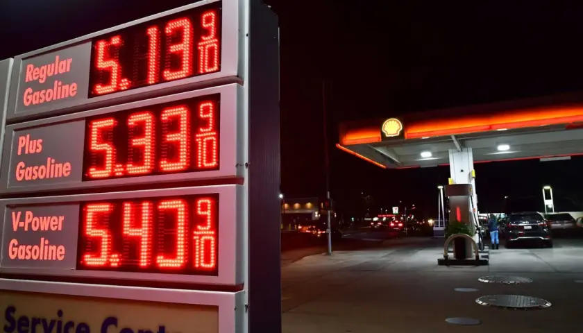 Ceny benzyny: Regular 5.13, Plus 5.33, V-Power 5.43. Zastanawiasz się, ile to galon benzyny?