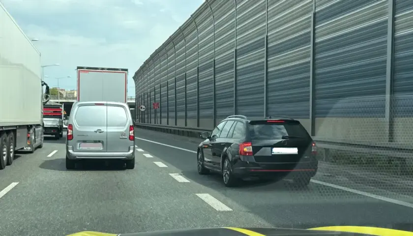 Kork na autostradzie, samochody i ciężarówki stoją w rzędzie. Jazda na suwak to jedyne wyjście, by ruszyć dalej.