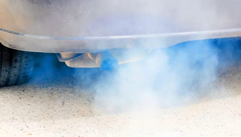 Niebieski dym z rury wydechowej sugeruje problem z silnikiem. Który diesel jest tańszy, czarny czy niebieski? Ten z niebieskim dymem na pewno nie.