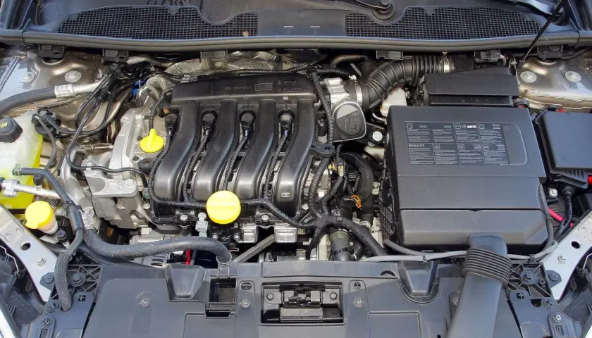 Silnik Renault Megane 3 z widocznymi przewodami i osłonami.