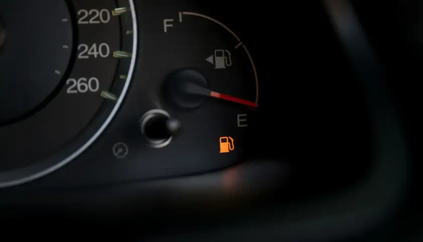 Wskaźnik paliwa w samochodzie diesel pokazuje niski poziom. Czas na tankowanie, zanim skończy się paliwo.