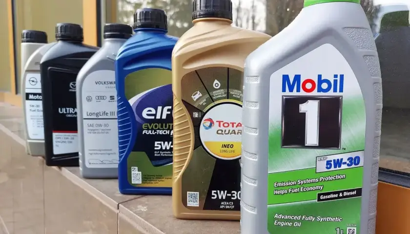 Wybór odpowiedniego oleju do silnika diesla to klucz do jego długowieczności. Na zdjęciu różne oleje 5W-30, m.in. Mobil 1, Total Quartz Ineo, Elf Evolution.