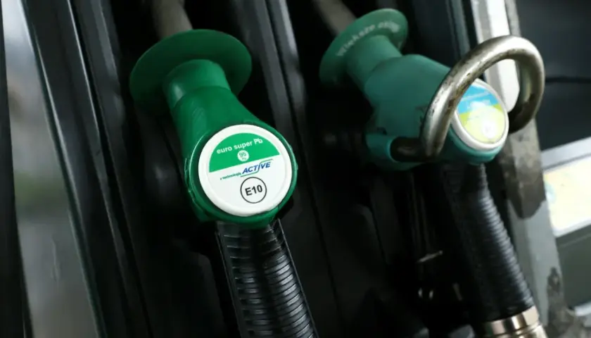 Dwie zielone dysze dystrybutorów paliwa. Jedna z nich ma etykietę "euro super Pb 95 E10". Czy olej napędowy to diesel?