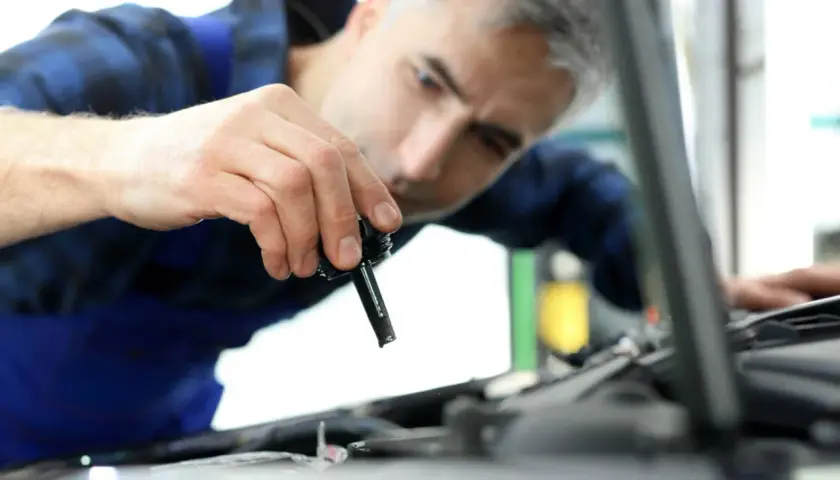 Mechanik sprawdza poziom płynu do wspomagania kierownicy.