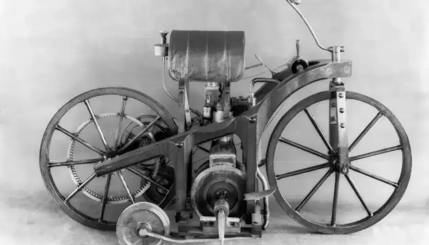 Pierwszy motocykl z silnikiem spalinowym, wynaleziony w 1885 roku.