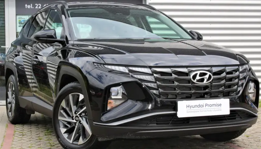 Czarny Hyundai Tucson z przodu, z grillem i światłami LED.