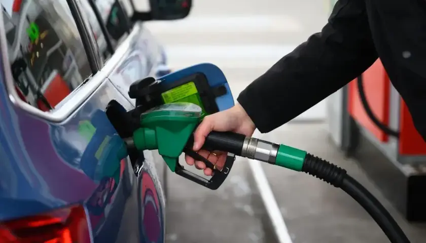 Tankowanie samochodu. Czy diesel to ropa? Tak, to paliwo do silników Diesla.