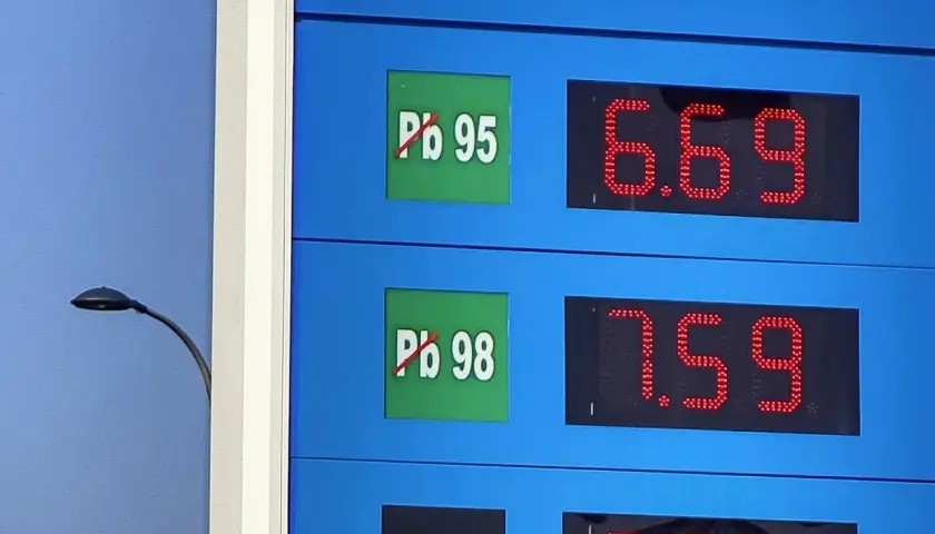 Cena paliwa Pb 95 to 6.69, a Pb 98 to 7.59. Liczba oktanowa informuje o odporności paliwa na spalanie stukowe.