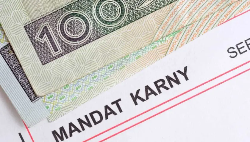 Polskie banknoty i dokument "MANDAT KARNY". Zastanawiasz się, jak sprawdzić mandat z Austrii online?