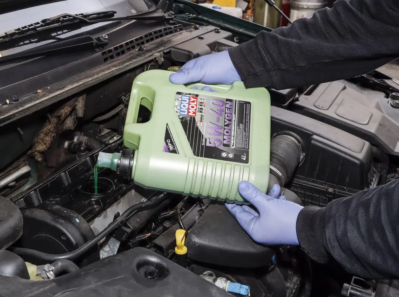 Wlewanie oleju Liqui Moly 5W-40 Molygen do silnika. Dobierz olej do swojego auta!