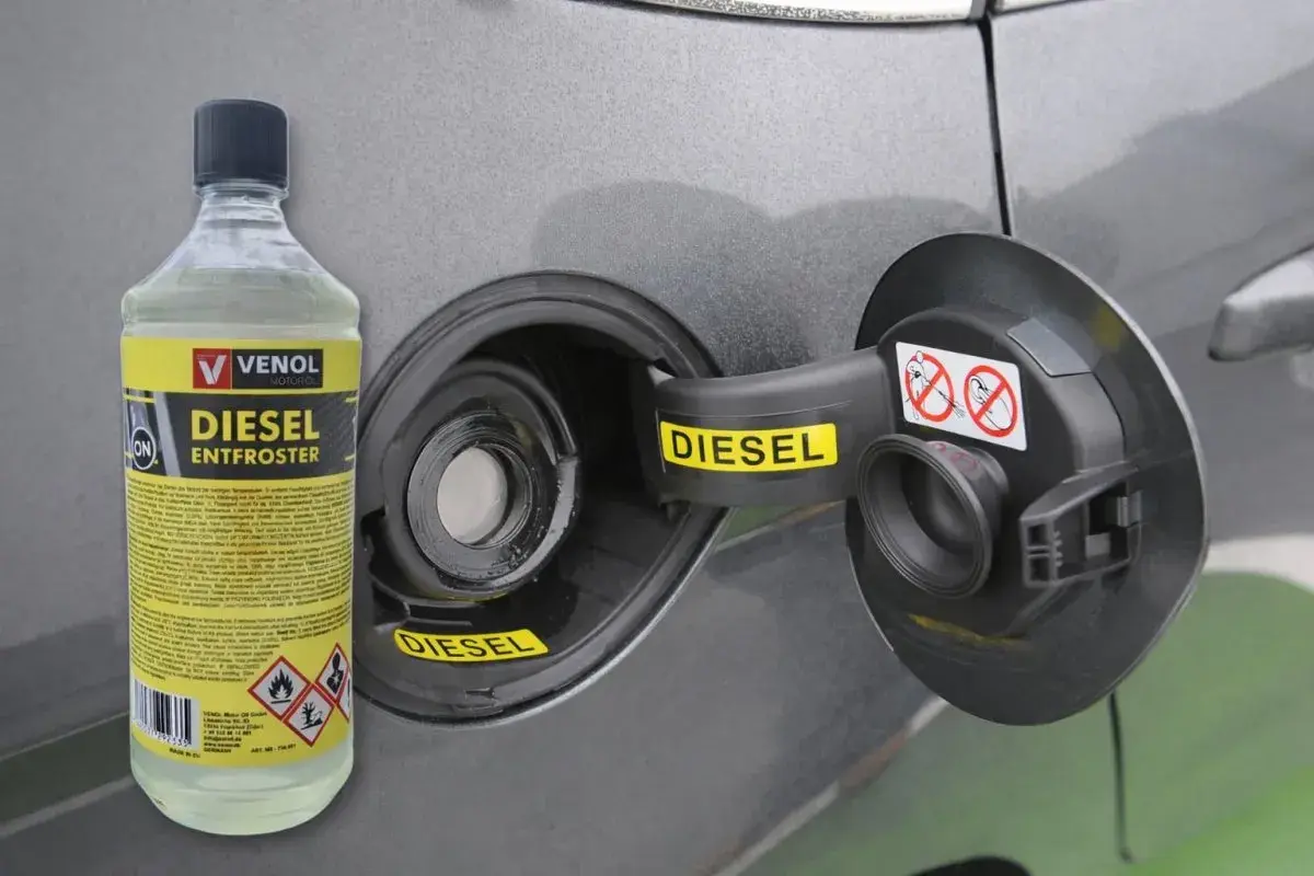 Butelka dodatku do oleju silnikowego diesel Venol Diesel Entfroster obok otwartego wlewu paliwa.