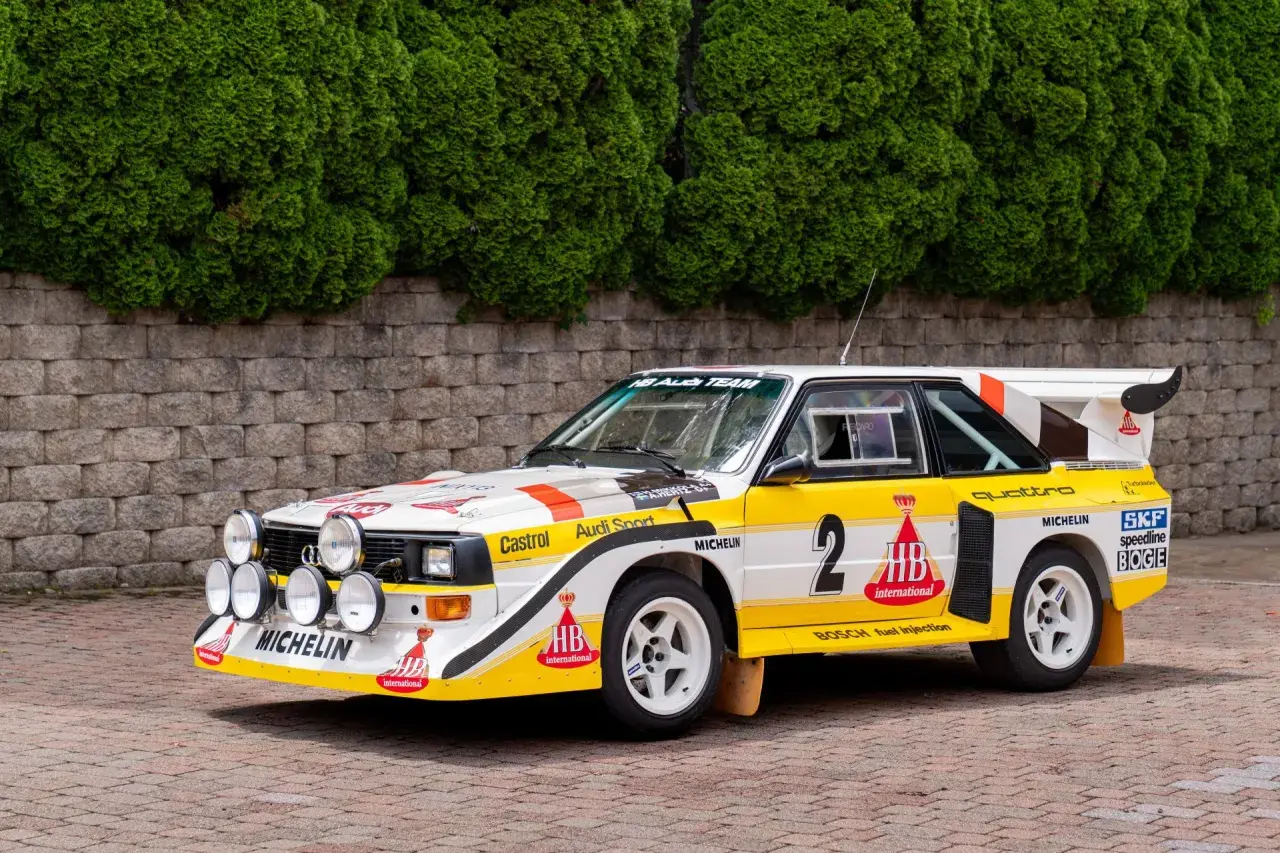 Biało-żółty Audi Sport Quattro z numerem 2, gotowy do rajdu.