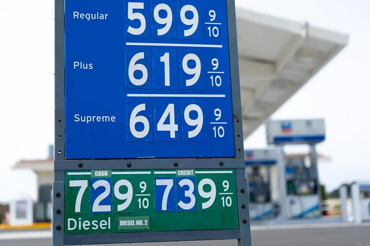 Ceny paliw w USA: Regular 5,99$, Plus 6,19$, Supreme 6,49$ za galon. Diesel 7,29$ (gotówka) lub 7,39$ (karta).
