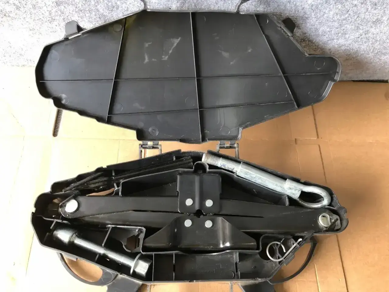Zestaw do wymiany koła do Renault Trafic: podnośnik, klucz i schowek. Gdzie jest lewarek? Tutaj!