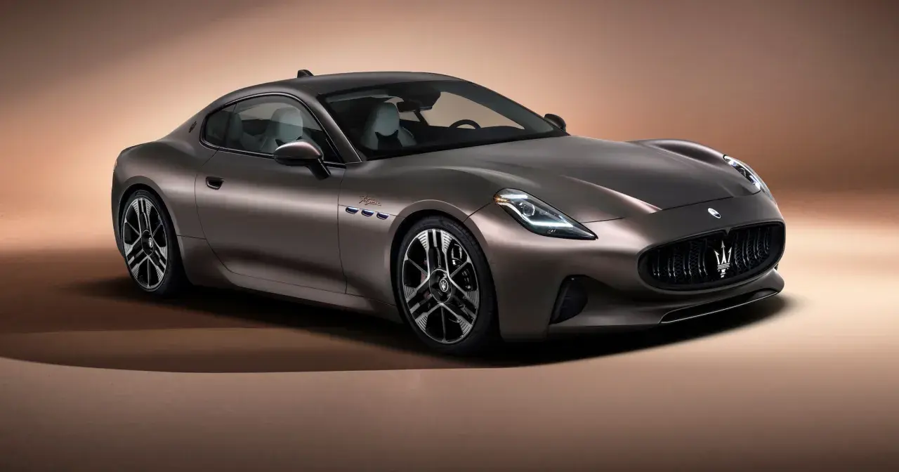 Elegancki, brązowy Maserati z charakterystycznym grillem i felgami. Luksus i moc w jednym.