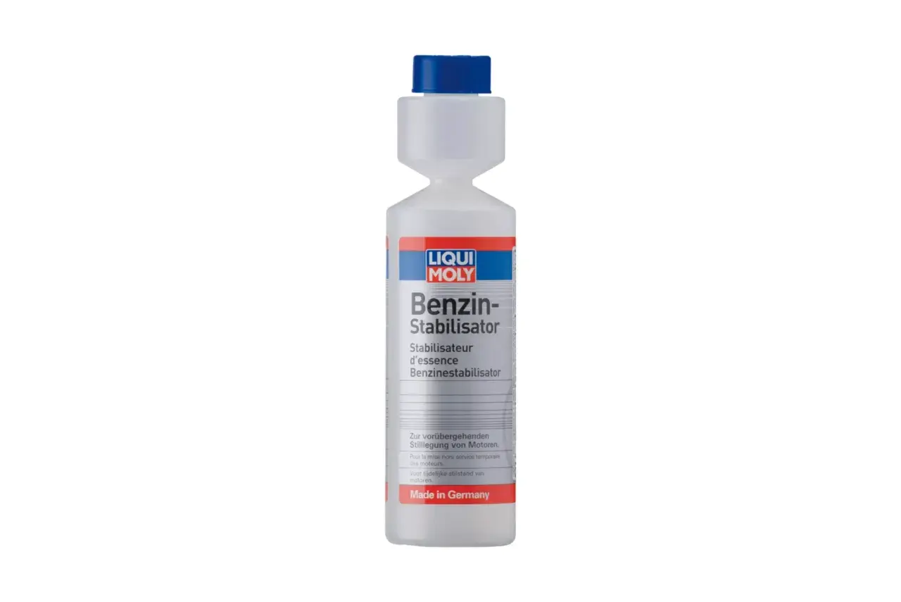 Dodatek do benzyny Liqui Moly Benzin-Stabilisator w białej butelce z niebieską zakrętką. Zapewnia stabilizację paliwa.