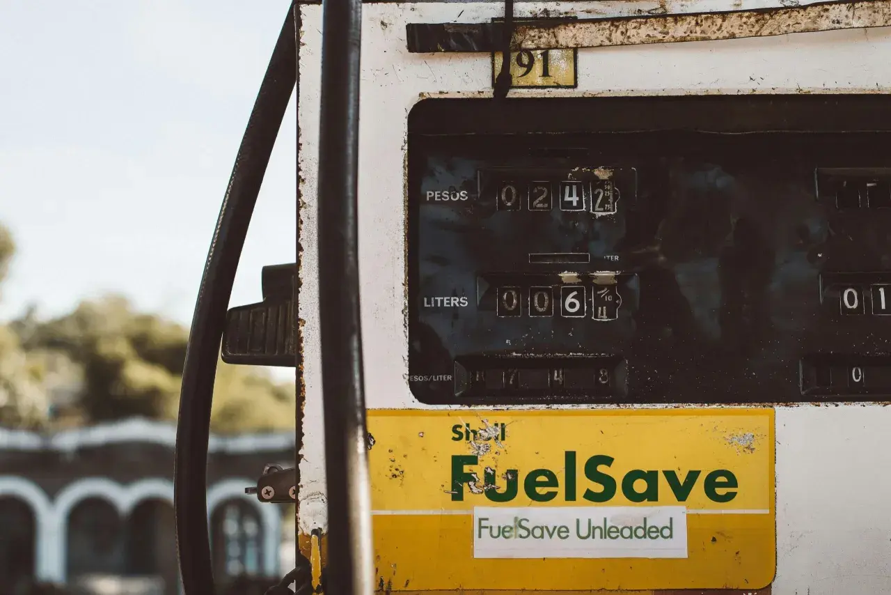 Stara pompa paliwowa Shell z napisem "FuelSave". Dowiedz się, jak zneutralizować zapach benzyny po tankowaniu.