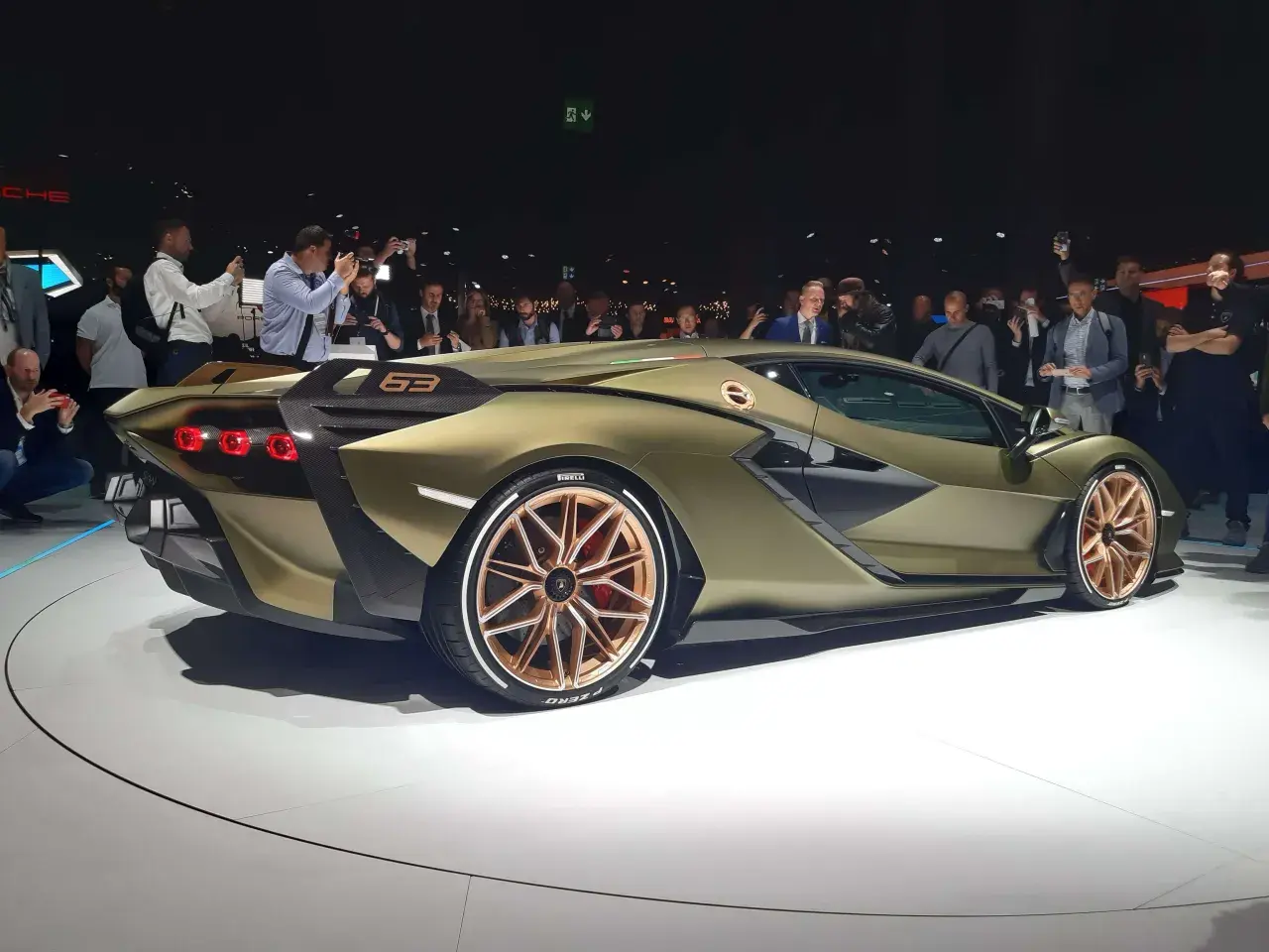 Złoty Lamborghini Sian, zaprezentowany na targach, budzi zachwyt. Zastanawiasz się, ile kosztuje lamborghini sian? To marzenie wielu fanów motoryzacji.