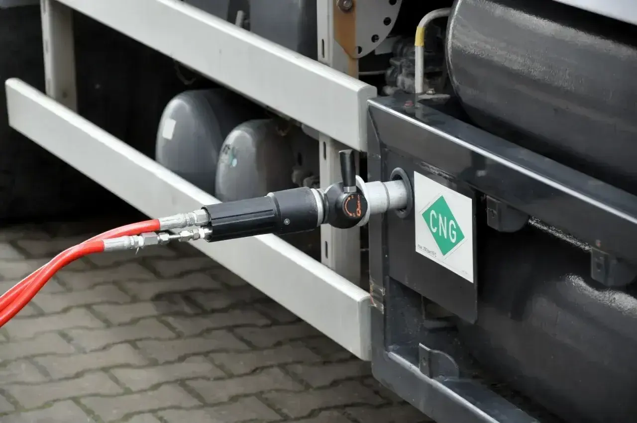 Złącze do tankowania gazu CNG. Szukasz, gdzie tankować cng? To zdjęcie pokazuje proces tankowania pojazdu gazem CNG.