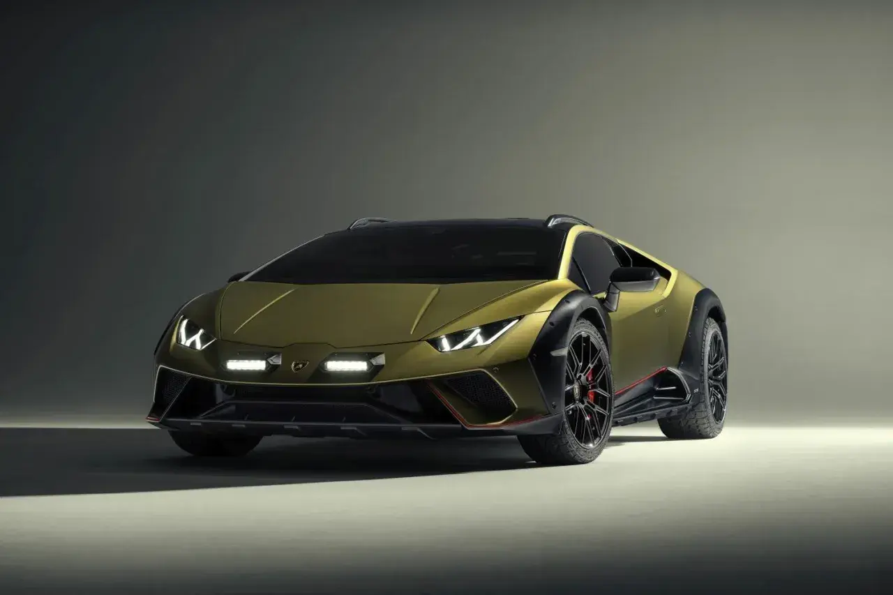 Złoty Lamborghini Huracan Sterrato, który pokazuje, jak się wymawia lamborghini, gotowy na przygodę.