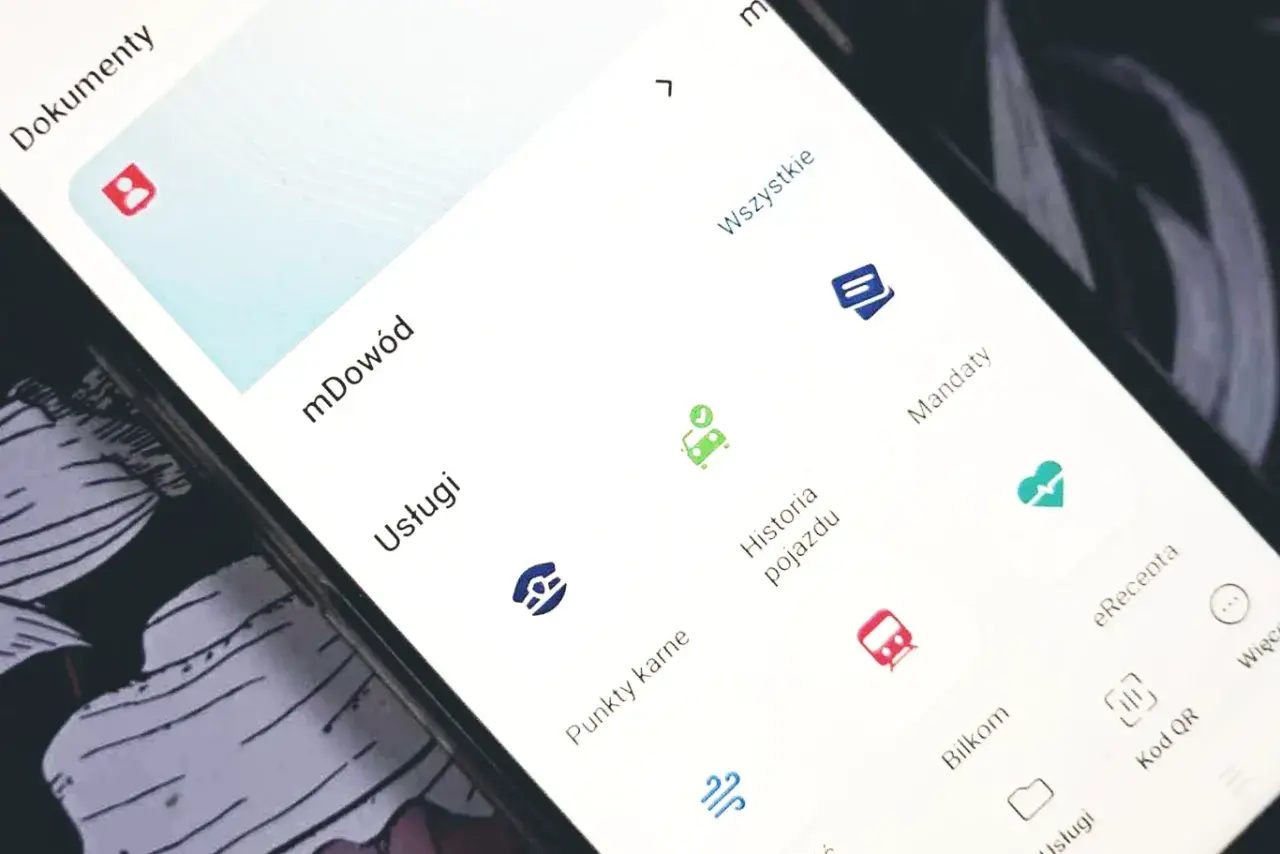 Aplikacja mobilna z opcjami: mDowód, Usługi, Historia pojazdu, Mandaty. Sprawdź, jak sprawdzić niezapłacone mandaty.