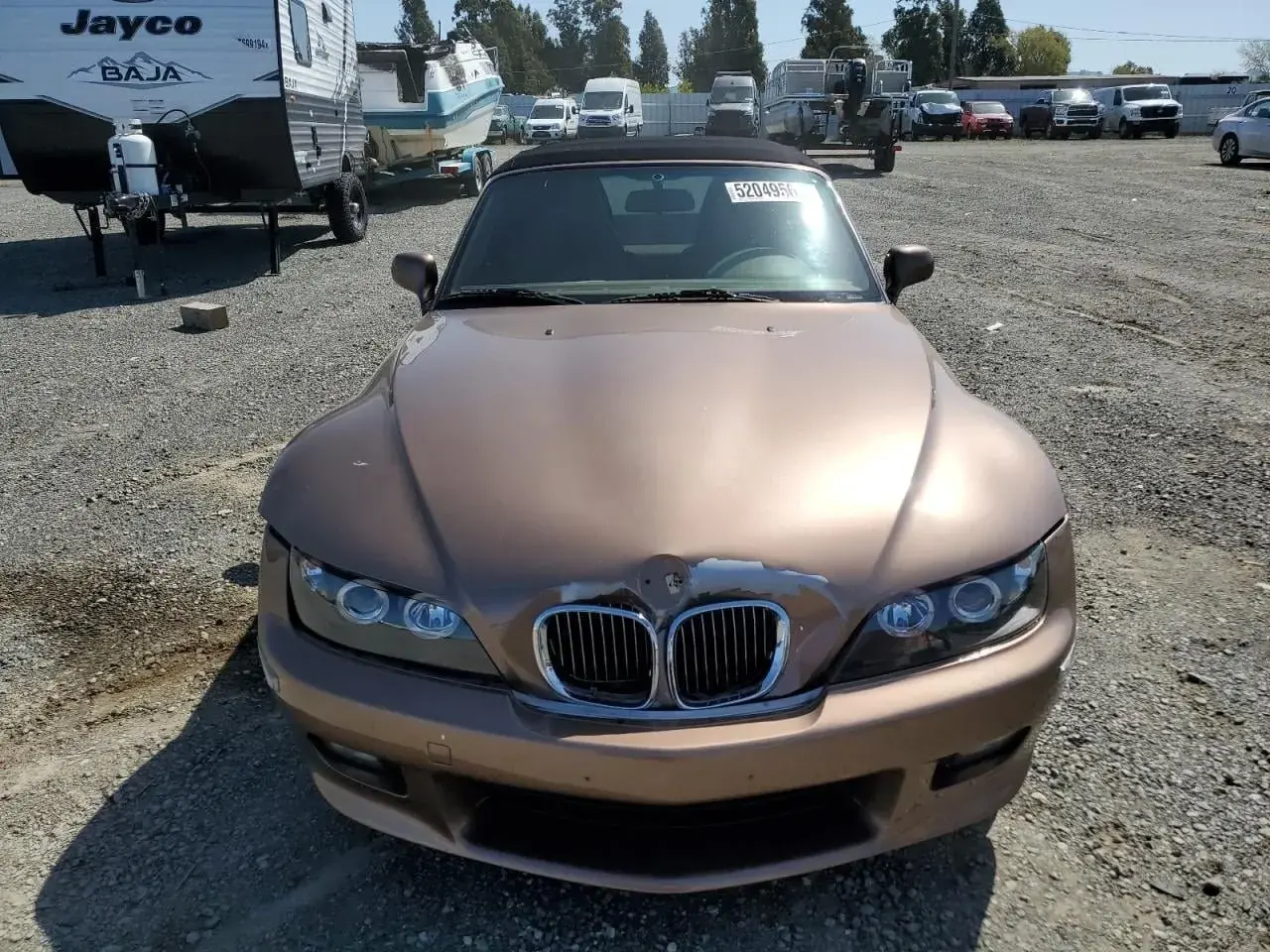 Brązowy kabriolet BMW Z3 z widocznymi uszkodzeniami maski i zderzaka.