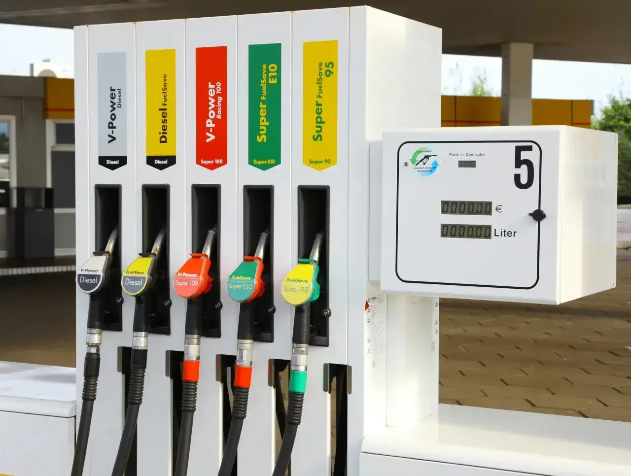 Stacja paliw z dystrybutorami: Diesel, V-Power, Super E10, Super 95. Czy to benzyna? Tak, Super E10 i Super 95 to benzyna.