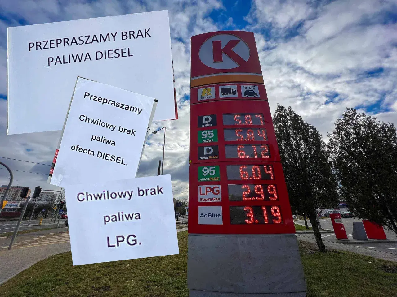 Na stacji paliw Circle K widać cennik z cenami paliw i tabliczki informujące o chwilowym braku paliwa. Czy ropa się pali? Nie, po prostu jej brakuje.