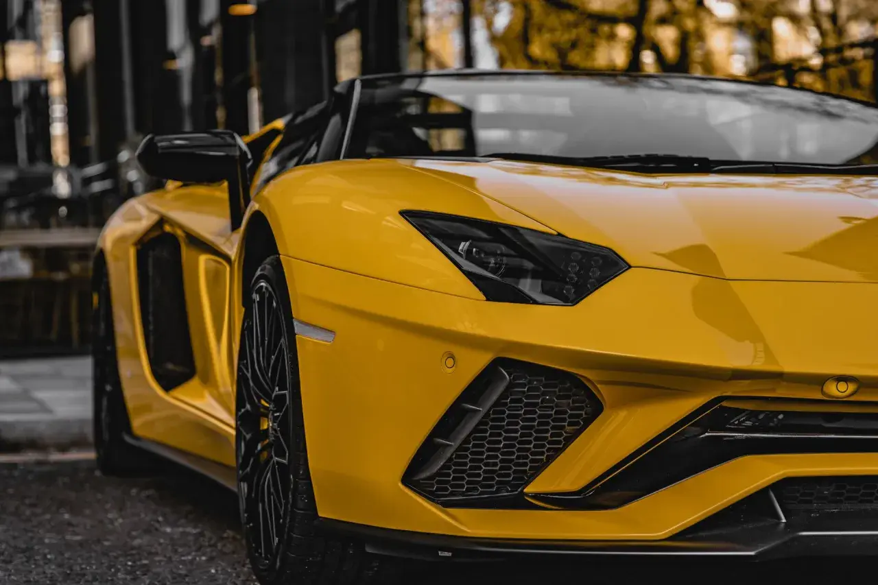 Żółte Lamborghini Aventador, marzenie wielu. Zastanawiasz się, ile kosztuje wynajem lamborghini na specjalną okazję?