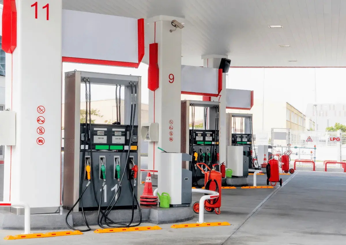 Stacja paliw z dystrybutorami. Tutaj znajdziesz paliwo, gdzie tankować diesla, a także LPG.