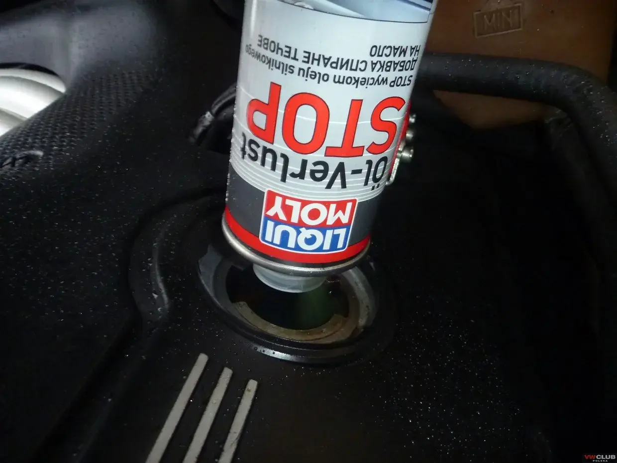 Dodawanie preparatu LIQUI MOLY STOP wyciekom oleju silnikowego do silnika.
