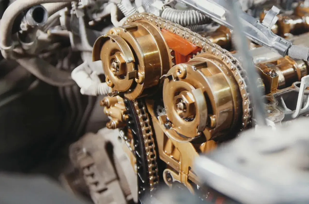 Zbliżenie na mechanizm rozrządu w silniku diesla. Zastanawiasz się, co ile kilometrów wymienia się rozrząd w dieslu? Sprawdź w instrukcji swojego auta!