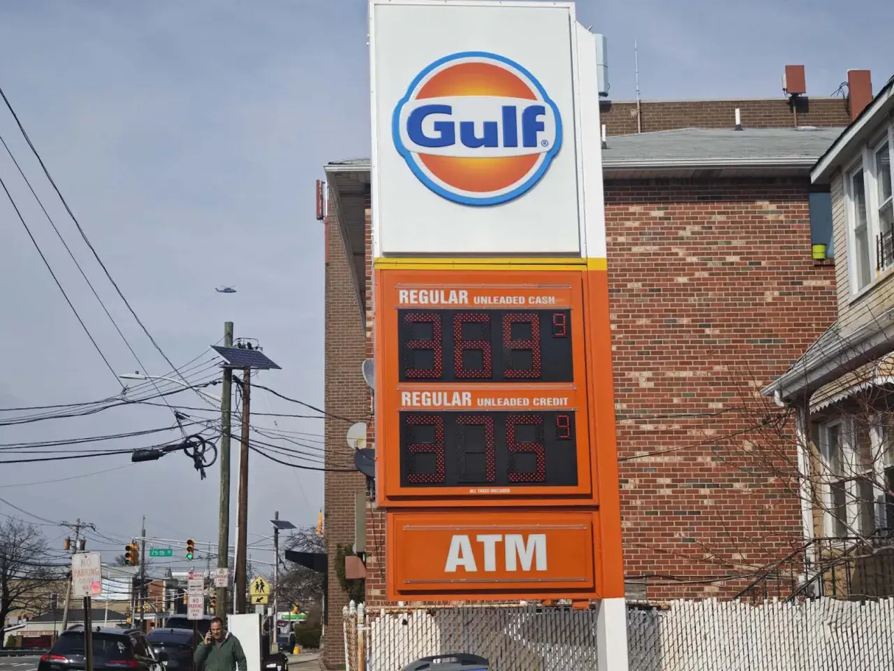 Cena diesla w USA: na tablicy Gulf widać cenę 3.69 za galon gotówką i 3.85 za galon kartą.