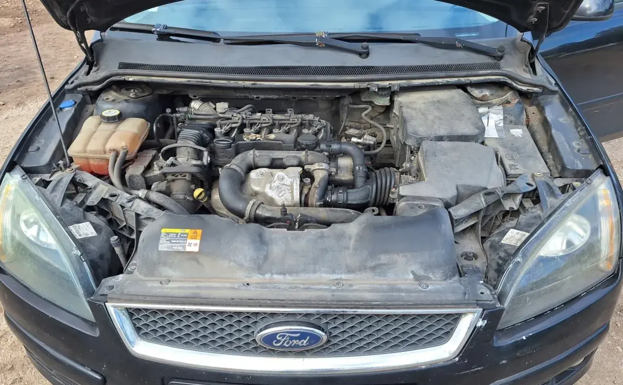 Silnik Ford Focus MK2 1.6 benzyna, widok komory silnika.