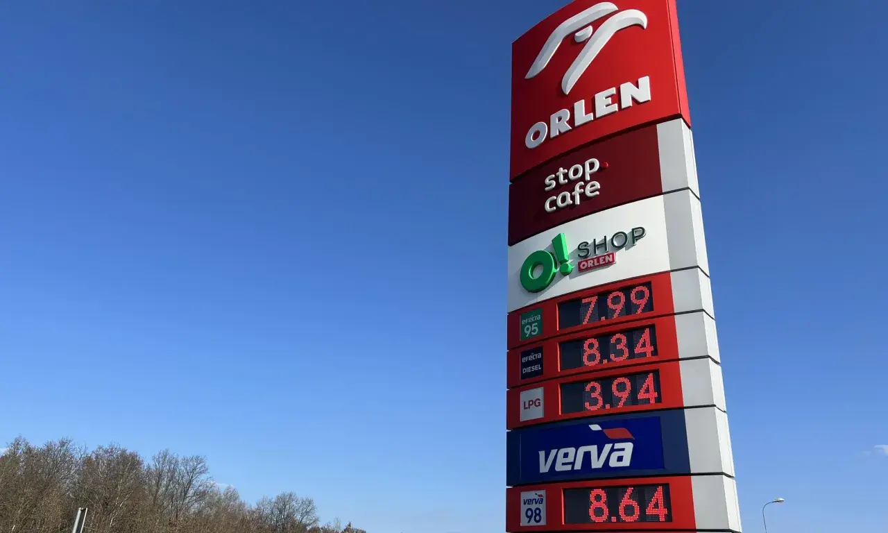 Znak stacji paliw Orlen z widocznymi cenami paliw: benzyna 95, diesel, LPG i Verva.