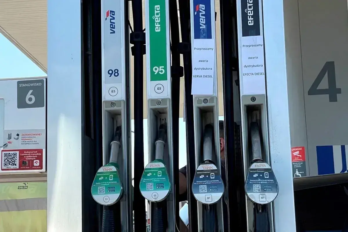 Stacja paliw z dystrybutorami benzyny 98, 95 i diesla. Czy diesel jest cięższy od benzyny? Sprawdź na dystrybutorze.