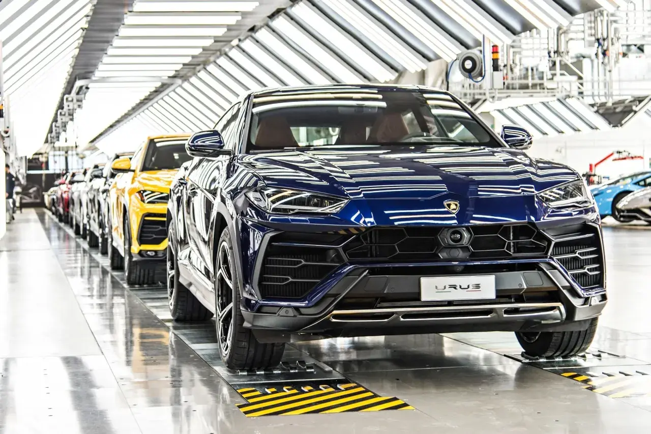 Linia produkcyjna w fabryce Lamborghini, gdzie powstają luksusowe SUV-y.