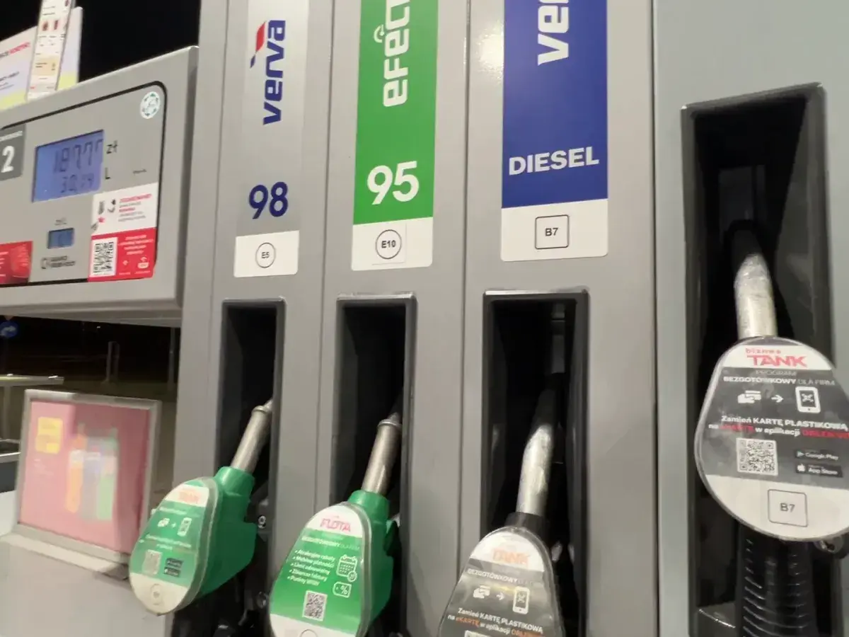 Na stacji paliw widać dystrybutory z paliwami: 98, 95 i DIESEL. Czy na pewno chcesz zatankować on to disel?