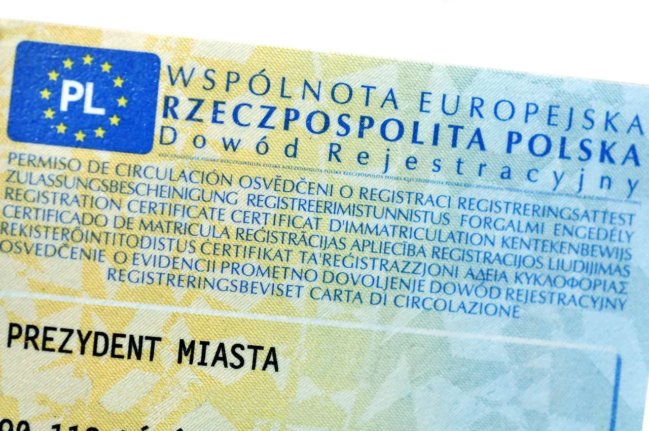 Zgubiony dowód rejestracyjny? Ten dokument z symbolem PL i wieloma językami to dowód rejestracyjny pojazdu.