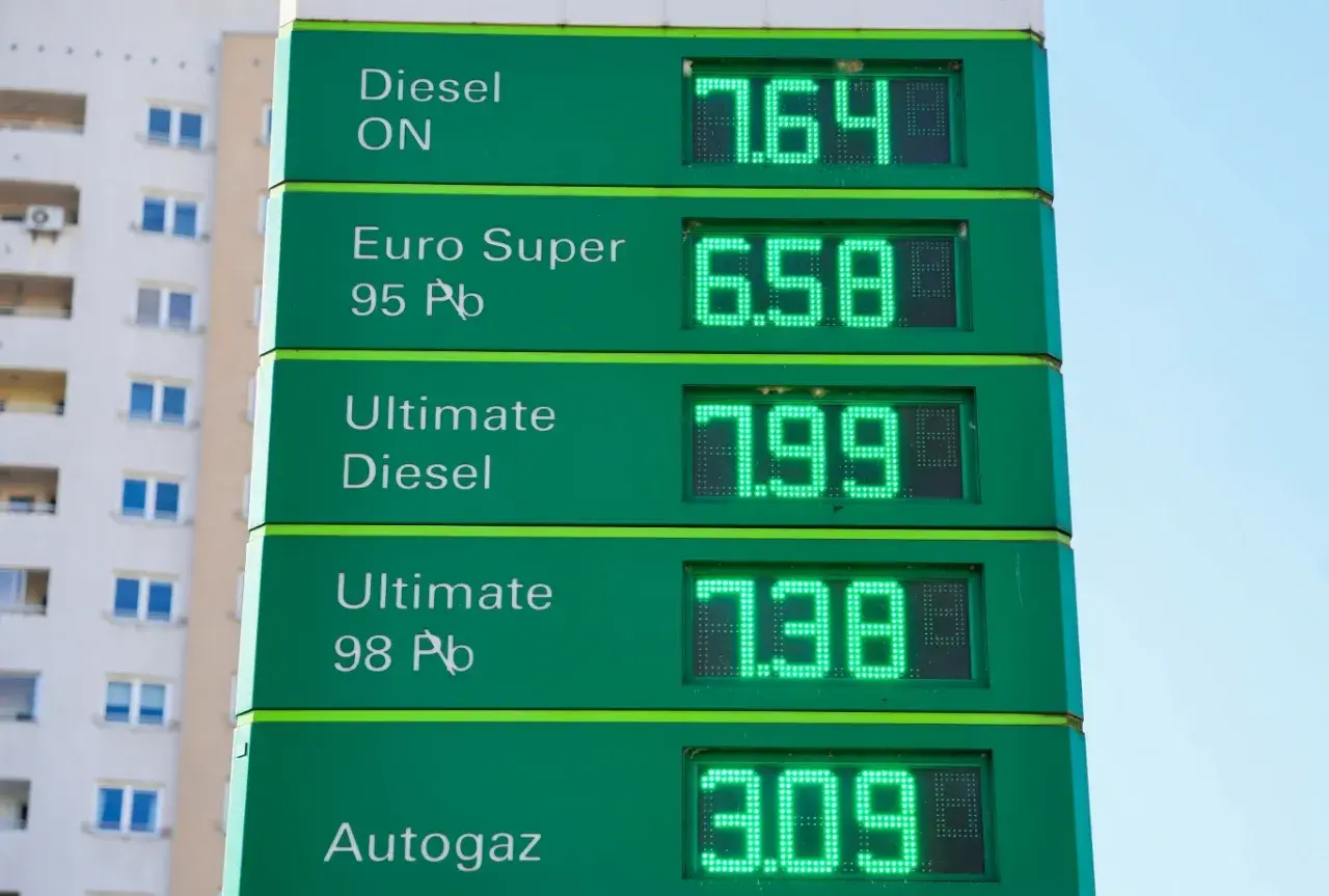 Ceny paliw na stacji: Diesel ON 7.64, Euro Super 95 Pb 6.58. Zastanawiasz się, dlaczego olej napędowy jest droższy niż benzyna?